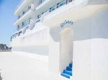 ギリシャのリゾート地のような職場で、
人気のお仕事始めませんか？経験は一切不要♪