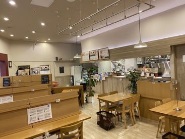 始めて正社員になる方でも安心！
ドリンクや軽食の提供など、丁寧に教えます。少しずつ覚えていきましょう◎
※写真はイメージ