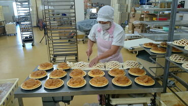 亀屋芳広 千年工場 「初めてのパートで不安…」という方も大丈夫◎
充実のサポート体制＆新商品試食があるから
お菓子の知識も自然と増えます＊*