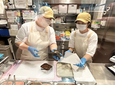 未経験・初バイト歓迎
優しい先輩スタッフたちが
つきっきりで教えます！
常に複数名いるので、
わからないことはすぐに質問OK