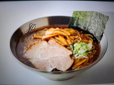 まずは、元気に“いらっしゃいませ”が言えればOK★
頑張ってお仕事した後は…ご褒美の無料まかないをどーぞ！