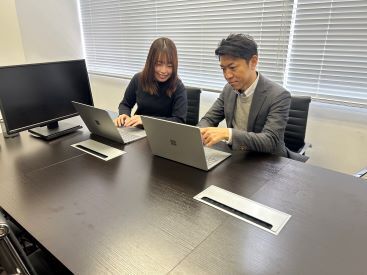 株式会社JPキャピタル スタッフは全員で10名と少人数で
気軽に何でも聞きやすい雰囲気です！
難しくないので未経験でもスグに慣れますよ♪
