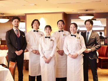 入口を入ってすぐには、シックなバーカウンターも。お客様との距離も近く、自然と会話も弾み…楽しみながら働けます♪