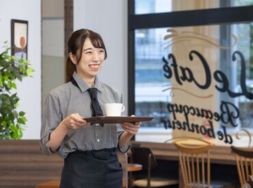 カフェ・ド・クリエ 高松シンボルタワー店 「学校帰りに働きたい！」「しっかり稼ぎたい！」
「子どものお迎えまでの時間で！」など…都合に合わせて働き方を調整します◎
