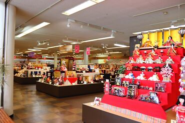 株式会社サンヨープレジャー 華やかな雛人形や五月人形に囲まれて働きませんか？
「どれがいいかな？」と迷われているお客様の
お手伝いをお願いします♪ 