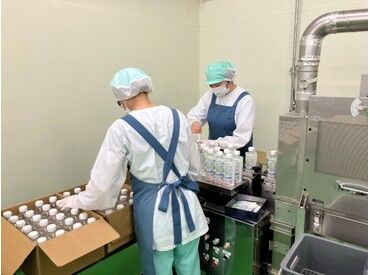 飲料やキャップなどの付属品を化粧箱に入れて
テープを貼って梱包を行う簡単作業です◎