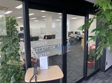 きれいなオフィスで一緒に働きませんか？
シックでかっこいい外観のオフィスです◎