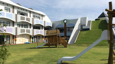 認定こども園OURS ＜安心安定の亀田グループ＞
充実した福利厚生で支援します！
ライフイベントに合わせて
長く安定したキャリアを築けます。