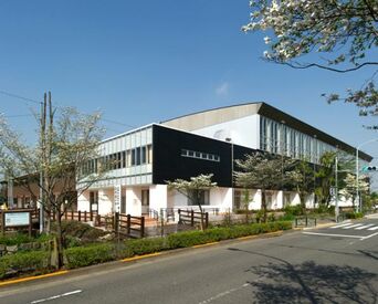 日野市市民の森ふれあいホール ★安定の事務ワークでSTART★
みんな知ってる"あの"公共施設で、
契約社員として働きませんか？
安心、安定で働けます◎