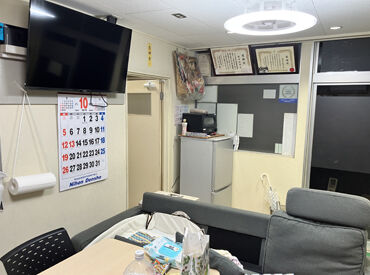 株式会社西村電気商会 事務所では社員みんな楽しくのびのび過ごしています！
家庭用ゲーム機で対戦ゲームを楽しむ方々もいますよ◎