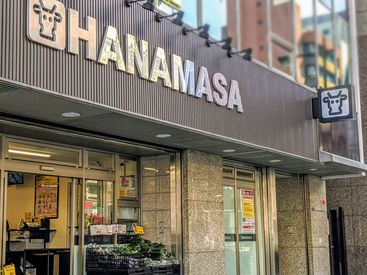 幅広い年代のスタッフが
チームワークを大切にして
助け合いながら働いています◎