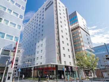 【JR九州ホテル ブラッサム博多中央】
博多駅博多口から徒歩2分！
地下街通るとすぐなので、雨にぬれずに通いやすい！
