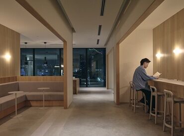 ナインアワーズ浜松町【009】 未経験も大歓迎！楽しく働くなら『ナインアワーズ』♪

髪色やピアスなど... 普段の格好で働ける♪
