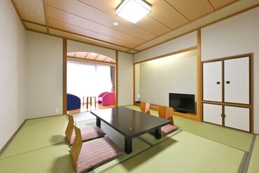 KKR道後ゆづき ＼働きやすさバツグン／
車通勤OKで通いやすい◎
社割でお土産20％OFFなど嬉しい特典も多数★
20～40代の女性多数活躍中