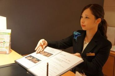 ■フロントスタッフ■
キレイめ風の制服貸与
現場研修では、先輩の仕事をまずは見学！
慣れたら隣りでお客様対応からスタート！