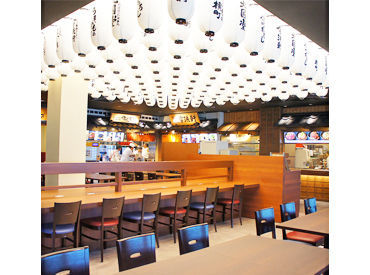 賤ヶ岳サービスエリア(上り線) ほとんどのスタッフが未経験からのスタートでした★
優しい先輩ばかりだから、いつだって気軽に相談もできちゃいます♪