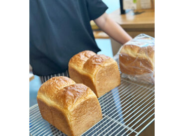 ＼未経験歓迎！先輩が丁寧にお教えします／
パン作りの知識や接客スキルについて、
基礎からしっかり身につけられます♪
