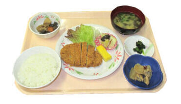 株式会社加茂川　※勤務地：ゆめタウン南岩国店 家庭料理の延長感覚でOK！
写真が実際に調理している定食です！未経験OK！
もちろん調理スタッフ経験のある方も歓迎です！