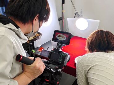 スタジオ内には本格的な
撮影機材が揃っています!
電源の付け方から丁寧に教えるので
未経験の方もご安心ください*