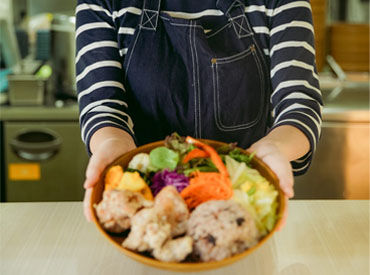 カフェ風の制服もかわいい♪
髪色自由なので、あなたのスタイルでオシャレに着こなしてくださいね★