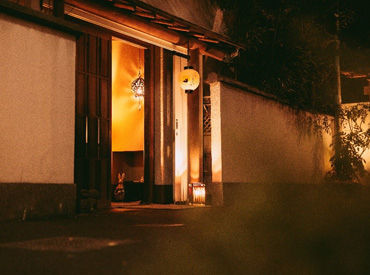 赤坂うさぎや 赤坂うさぎやとは…
1階：バー　2階：レストラン　3階：個室
日本家屋を改装した隠れ家のような店内◎
和服の制服もポイント♪