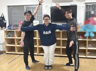 学校終わりの子供たちを迎えて、
宿題を一緒にしたり、遊んだり、お見送りまで！
成長を感じられる楽しい職場です♪