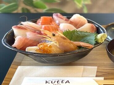 海鮮食堂KUTTA 魚介・水産加工品を扱う
卸売り市場内のオシャレな食堂にてホール業務♪
人気店の美味しいご飯がまかないで食べられる！