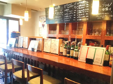 ワインやグラスが並ぶ店内には
開放感あふれるカウンターがあります★
種類豊富なワインがズラリ♪