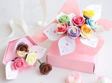 美味しいのはもちろん、
見ているだけでうっとり♪カワイイ♪
フラワーチョコレートの販売です!