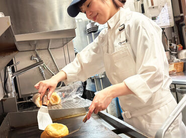 egg東京店 【池袋駅~徒歩6分】
白を基調にした店内に、アクセントの古材で温かみをプラス♪
明るくオーガニックな雰囲気のインテリアです！