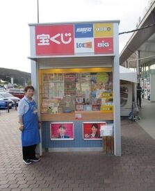 諏訪湖サービスエリア　上り線 売店では信州のお土産や各種定番商品を販売しています。