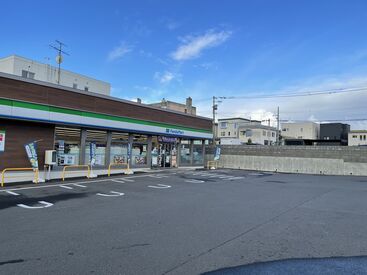 ファミリーマート札幌本郷通２丁目店 お馴染みファミリーマートでのお仕事♪
選べるシフト＆夜勤ナシ！
生活リズムを崩さず、無理なく働けます！