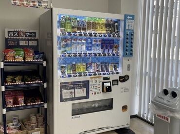 飲み物・カップラーメン
軽食・おやつなどが気軽に買えるスペースあり♪
冷蔵庫、電子レンジも完備しています★