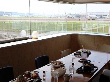 ― 飛行機を望むレトロ店 ―
空港近くの古き良きカフェレストラン♪
家庭的なメニューを食べに…常連さんで賑わってます◎