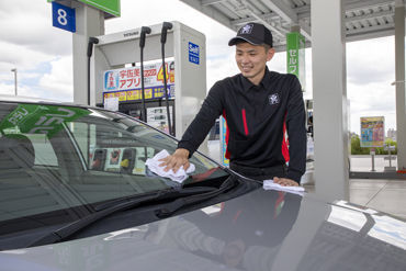 宇佐美ガソリンスタンド 275号雁来インター店(出光)　/111558sy 幅広い世代の仲間が助け合っています。
日々お互いに刺激を受ける充実感ある職場です。