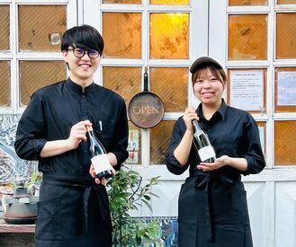 Bistro Roven 新宿 ＼髪色・ピアス自由なので金髪や赤髪のスタッフもいます／
制服も黒シャツ黒エプロンでスタイリッシュに♪