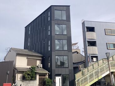 12月から新しい事務所に移転します♪
真ん中の黒い建物です！
綺麗なオフィスで一緒に働きませんか？◎