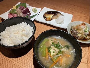 ＼無料まかないはコチラ！／
豪華なまかないを食べて＆バイト代も稼げて一石二鳥★
