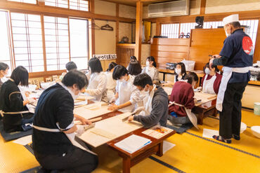 郷土料理体験教室 富士家河口湖店 お子様連れやカップルなど、いろんな方に郷土料理作りを体験していただきます♪
笑顔を見るとこちらもほっこり!
※イメージ画像