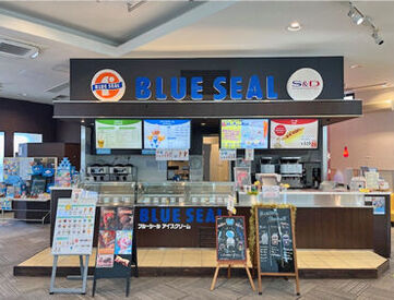 アメリカ生まれ沖縄育ち
アイスクリーム専門店ブルーシール★
テイクアウトはもちろん
一息つけるイートインスペースもあります*
