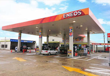 ENEOS ルート8白根店／宮島石油販売株式会社 タイヤ交換、オイル交換、洗車など
の業務です◎
様々な車を間近で見られるので、
車好きにはたまらない♪*