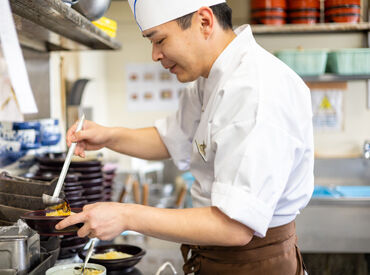 うどん茶屋北斗 三津店 ～居心地が良い環境～
「いつでも頼って！」そんな頼れる先輩たち♪
仲が良く和やかな雰囲気だから
初バイト／高校生でも安心！