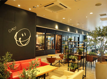 あえて仕切りを作らない、開放感のあるオープンスタイルのカフェ♪観葉植物のグリーンとコーヒーの香りに癒される空間◎