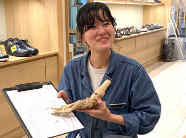 中山靴店 大阪店 ＼お客様のお悩みを解決／
3D計測機で足のサイズを測定⇒商品を提案★
研修で足・靴・インソールの基礎知識を学びます♪