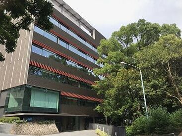 株式会社日本能率協会総合研究所 綺麗なオフィス♪
ビル内の地下でお弁当が買えたり、
自販機コンビニも完備☆