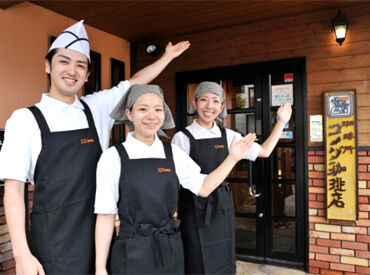 コメダ珈琲店 児島駅前店 制服はここだけの特別仕様！
ジーンズで有名な児島駅前店なので
制服にもデニムの生地を使っています！
一味違ったオシャレさ♪