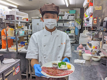 接客はありません♪♪
調理経験が全くなくても全然大丈夫！
学生～シニアまで幅広く活躍中◎