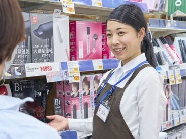 アピタ　松阪三雲店 学生、主婦(夫)、フリーターなど
幅広い年代のスタッフが多数活躍中★
初心者も大歓迎です！
※制服は一例です