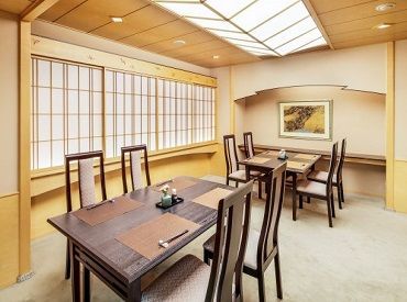 リゾートトラスト株式会社　勤務地：サンメンバーズ京都嵯峨 会員制リゾートホテルで
ワンランク上のリゾートバイトがかないます。
お客様からスタッフまで
きっとすてきな出会いがあるはず!