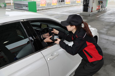 接客未経験の方も笑顔で対応ができればOK◎
セルフのガソリンスタンド★給油作業なし♪
接客業務が中心です！